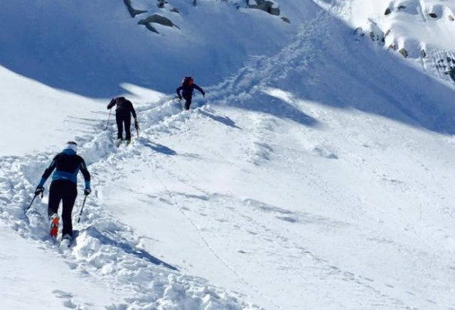  mit Schneeschuhen den Hang hinauf 